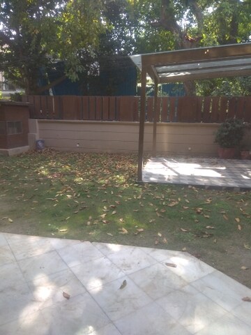 Parking in 6 BHK Independent House at New Friends Colony – for Rent