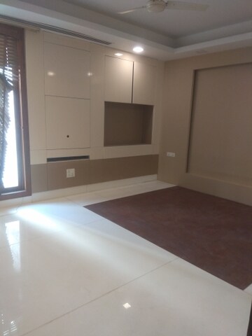 Room in 6 BHK Independent House at New Friends Colony – for Rent