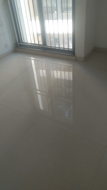 Room in 2 BHK Apartment at Kalpataru The Sunrise, Kolshet Road – for Rent