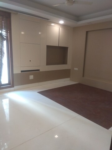 Room in 6+ BHK Independent House at New Friends Colony – for Rent