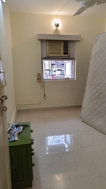 Room in 1 BHK Apartment at Bandra West – for Rent