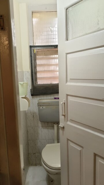 Furnished Amenities in 1 BHK Apartment at Bandra West – for Rent
