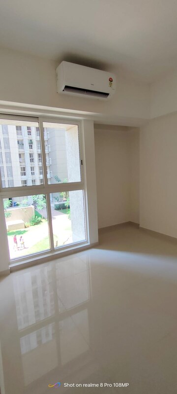 Room in 1 BHK Apartment at Lodha Amara, Kolshet Road – for Rent