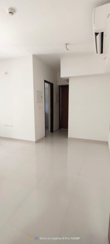Room in 1 BHK Apartment at Lodha Amara, Kolshet Road – for Rent