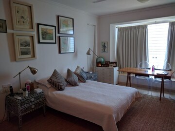 Bedroom in 5 BHK Apartment at Mirchandani Triton, Santacruz West – for Sale
