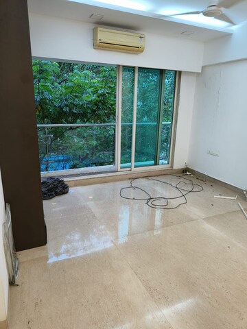 Room in 4 BHK Apartment at Kakad Enclave, Khar West – for Sale