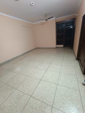 Room in 3 BHK Builder Floor at Sector 5 – for Rent