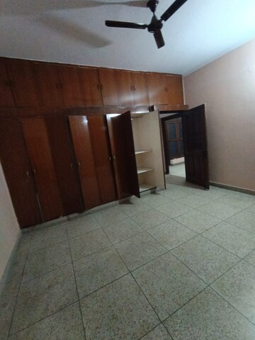 Room in 3 BHK Builder Floor at Sector 5 – for Rent