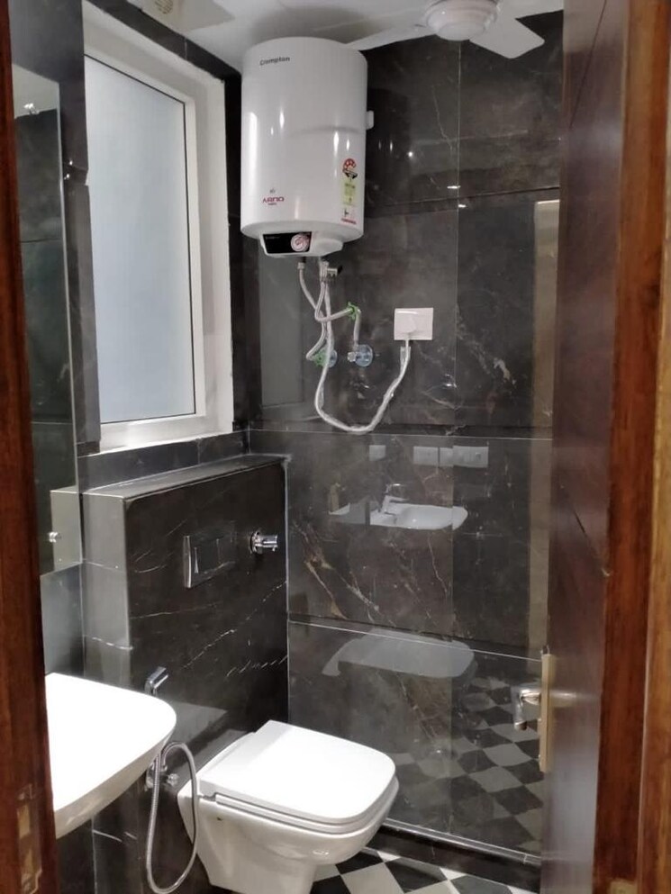 Bathroom, safdarjung enclave 3 Bedroom 1450 Sq.Ft. Builder Floor In Safdarjung Enclave Delhi 8239191