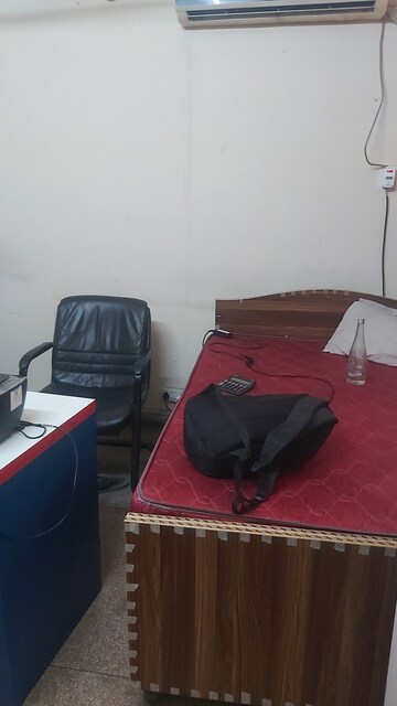 Furnished Amenities in 2.5 BHK Apartment at Mayur Vihar – for Rent