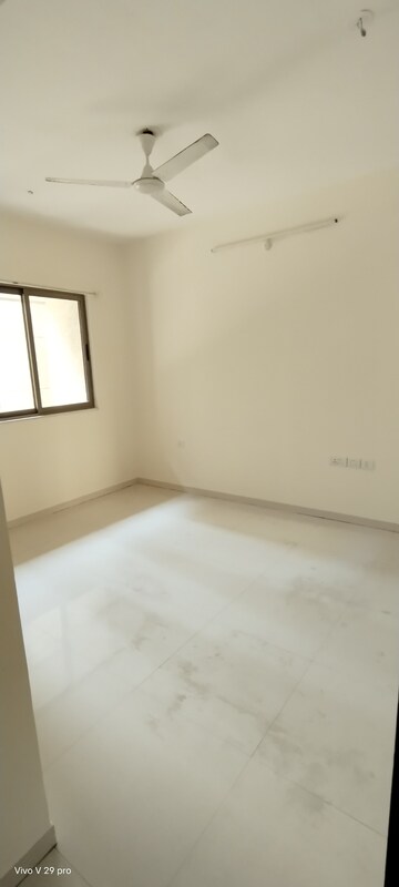 Room in 2.5 BHK Apartment at Lodha Splendora, Ghodbunder Road – for Rent