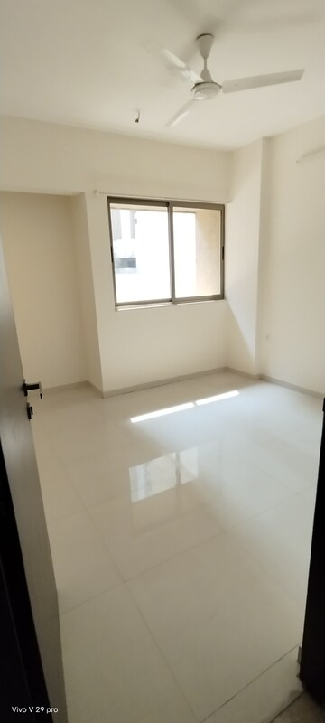 Room in 2.5 BHK Apartment at Lodha Splendora, Ghodbunder Road – for Rent
