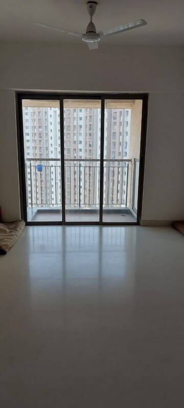 Room in 2 BHK Apartment at Lodha Splendora, Ghodbunder Road – for Rent