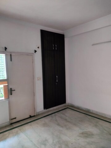 Room in 3.5 BHK Apartment at Eldeco Green Meadows, Pi Greater Noida – for Sale
