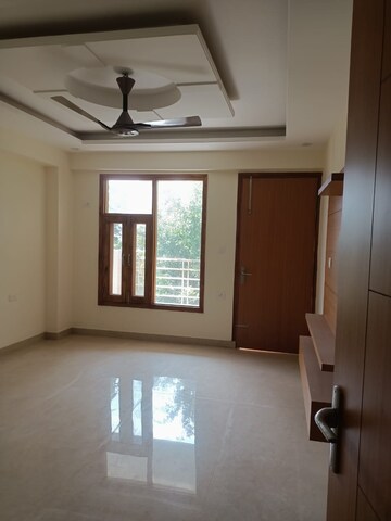 Room in 4 BHK Builder Floor at Ansal API Esencia, Sector 67 – for Rent
