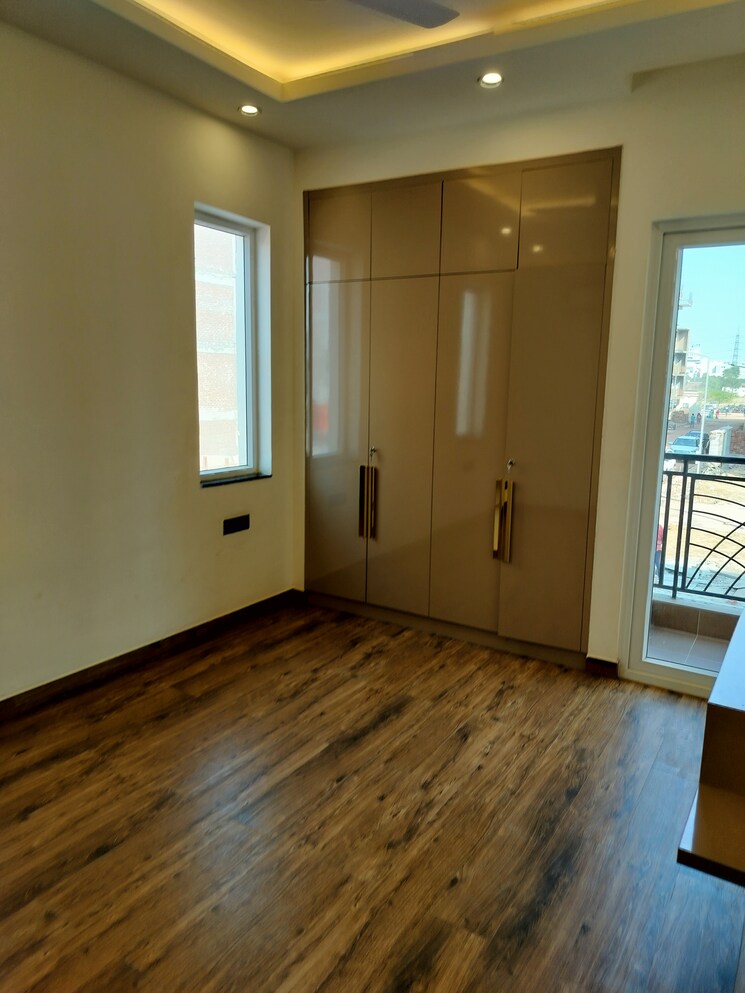 Room, sector 71 3 Bedroom 1800 Sq.Ft. Builder Floor In Sector 71 Gurgaon 8239722