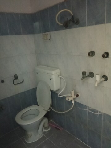 Bathroom in 2 BHK Builder Floor at Shalimar Apartments Shalimar Garden, Shalimar Garden – for Sale