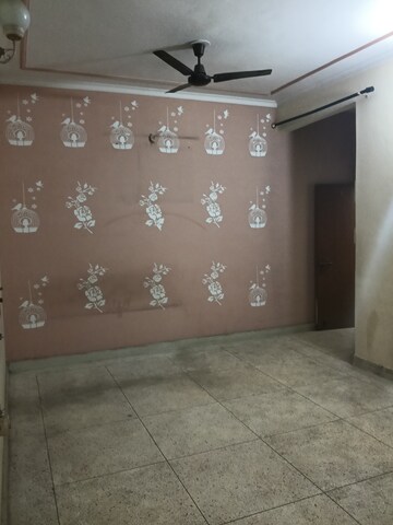 Room in 2 BHK Builder Floor at Shalimar Apartments Shalimar Garden, Shalimar Garden – for Sale