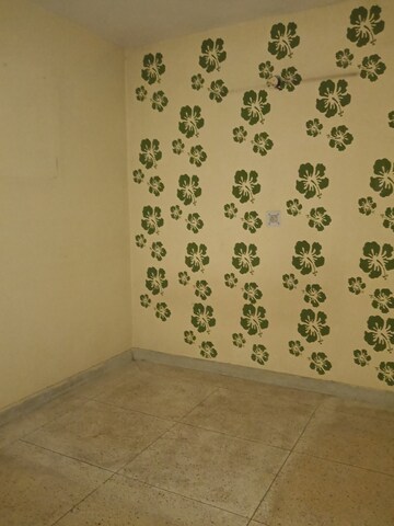 Room in 2 BHK Builder Floor at Shalimar Apartments Shalimar Garden, Shalimar Garden – for Sale