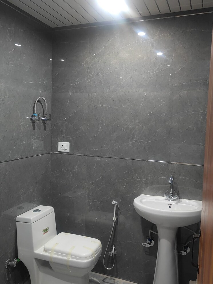 Bathroom, rampuri 6+ Bedroom 150 Sq.Yd. Independent House In Rampuri Ghaziabad 8239768