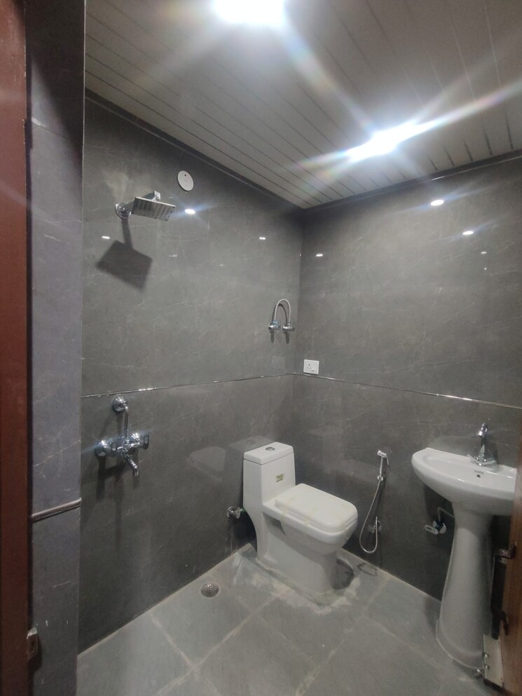 Bathroom, rampuri 6+ Bedroom 150 Sq.Yd. Independent House In Rampuri Ghaziabad 8239768