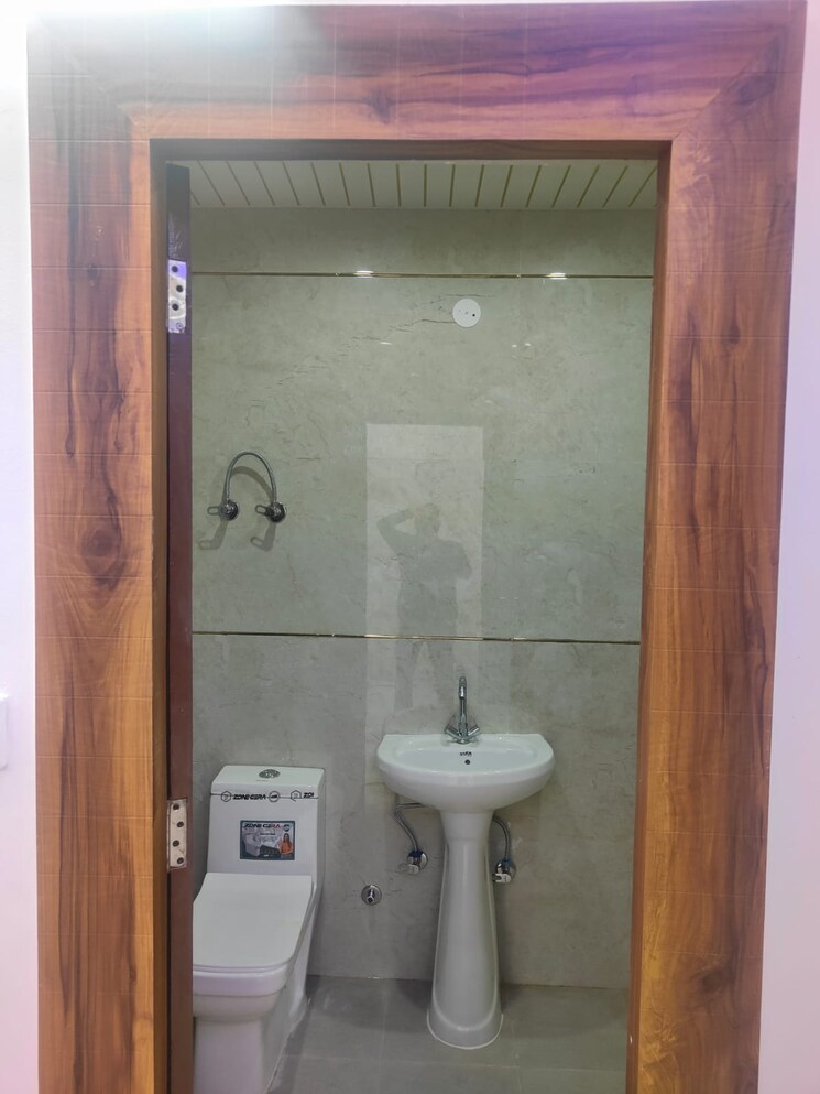 Bathroom, rampuri 6+ Bedroom 150 Sq.Yd. Independent House In Rampuri Ghaziabad 8239768