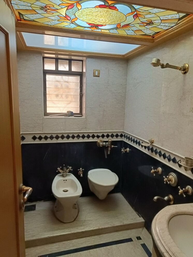 Bathroom, balasinor-chs 6 Bedroom 4500 Sq.Ft. Independent House In Kandivali West Mumbai 8239776