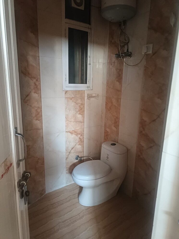 Bathroom, sector 31 2 Bedroom 300 Sq.Mt. Villa In Sector 31 Noida 8239848