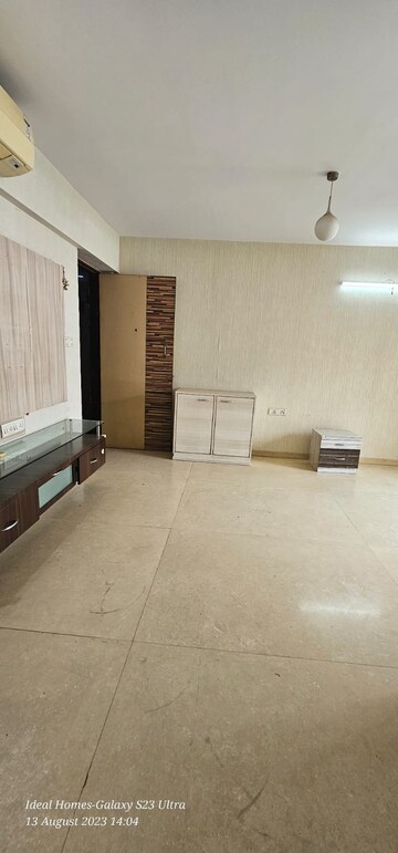 Room in 2.5 BHK Apartment at Kalpataru Aura, Ghatkopar West – for Rent