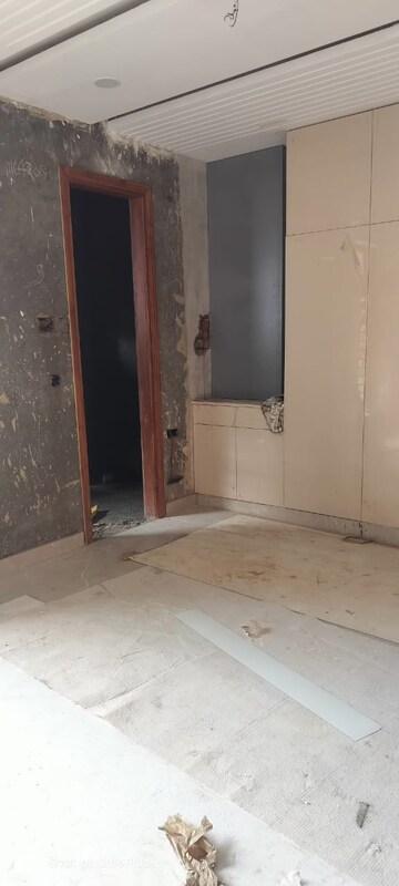 Room in 4 BHK Builder Floor at Sector 85 – for Sale