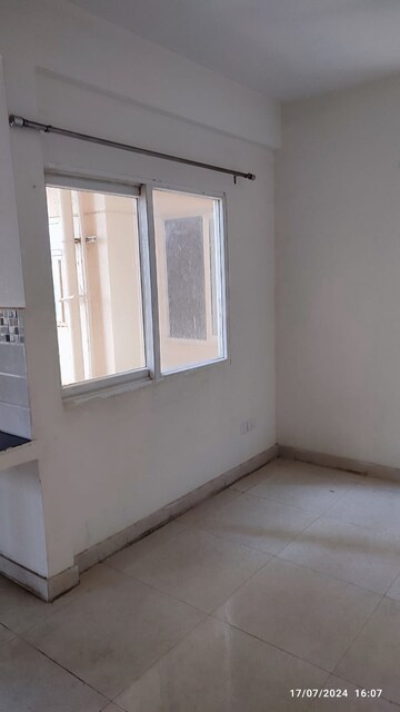 Room in 2 BHK Apartment at Signature Orchard Avenue 2, Sector 93 – for Rent