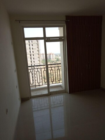 Room in 3.5 BHK Apartment at Ansals Celebrity Greens, Sushant Golf City – for Rent