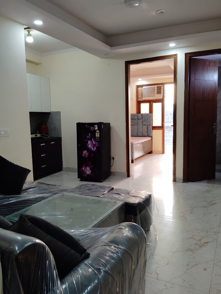  Parking, freedom fighters enclave 2 Bedroom 850 Sq.Ft. Builder Floor In Freedom Fighters Enclave Delhi 8240491