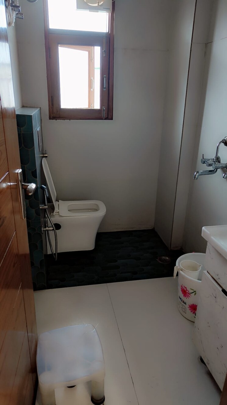 Bathroom, rwa-vasundhara-sector-4a 4 Bedroom 1600 Sq.Ft. Builder Floor In Vasundhara Sector 4 Ghaziabad 8240571