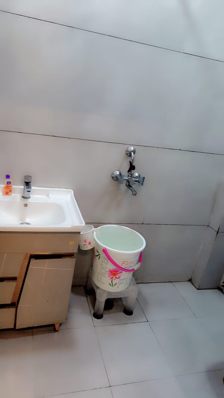Attached Bathroom, rwa-vasundhara-sector-4a 4 Bedroom 1600 Sq.Ft. Builder Floor In Vasundhara Sector 4 Ghaziabad 8240571