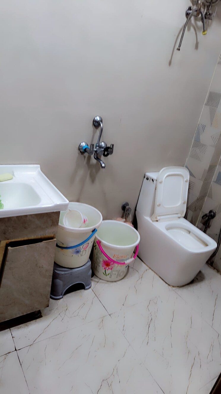 Bathroom, rwa-vasundhara-sector-4a 4 Bedroom 1600 Sq.Ft. Builder Floor In Vasundhara Sector 4 Ghaziabad 8240571