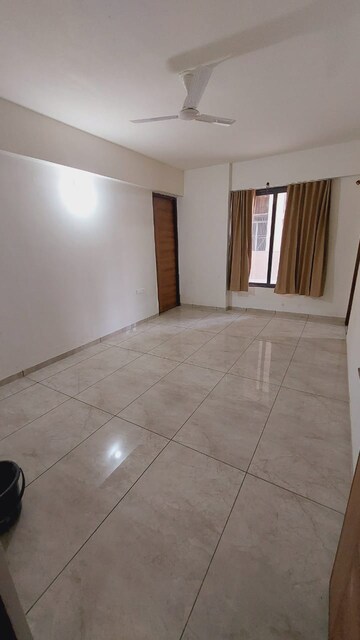 Room in 3 BHK Apartment at Chanakyapuri – for Rent