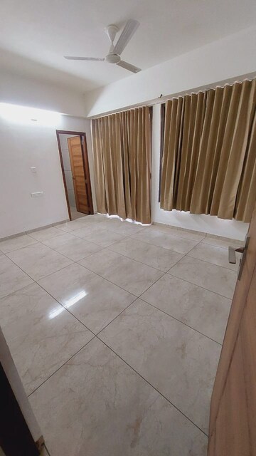 Room in 3 BHK Apartment at Chanakyapuri – for Rent
