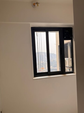 Room in 2 BHK Apartment at Shapoorji Pallonji Vicinia, Powai – for Rent
