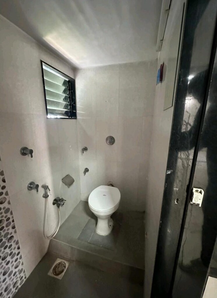 Bathroom, lokhandwala-complex 2 Bedroom 1150 Sq.Ft. Apartment In Andheri West Mumbai 8240761