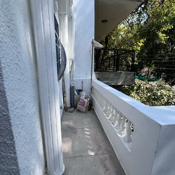 Balcony in 1 BHK Builder Floor at Ansal Sushant Lok I, Sector 43 – for Rent