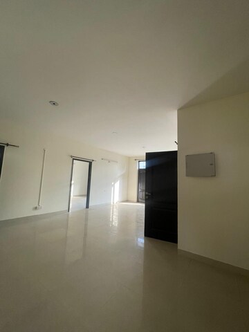 Room in 3 BHK Builder Floor at Omaxe Ambrosia, North Mullanpur – for Rent