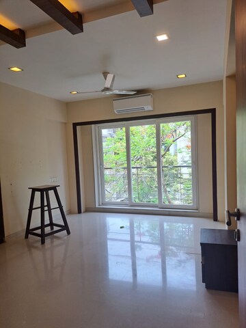 Room in 3 BHK Apartment at Zakaria House, Bandra West – for Rent