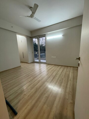Room in 3 BHK Apartment at DLF The Ultima, Sector 81 – for Rent