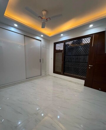 Room in 3 BHK Builder Floor at Malviya Nagar – for Rent