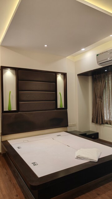 Room in 2 BHK Apartment at Ashish Apartment Juhu, Juhu – for Rent