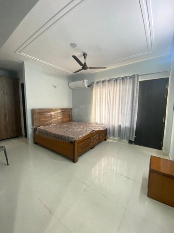 Living Room in 4 BHK Builder Floor at Tanvi villa, Sector 45 – for Rent