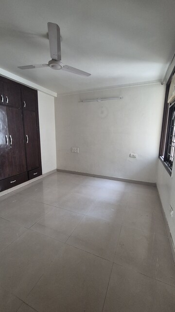Room in 3 BHK Apartment at AS Tower, Sector 45 – for Rent