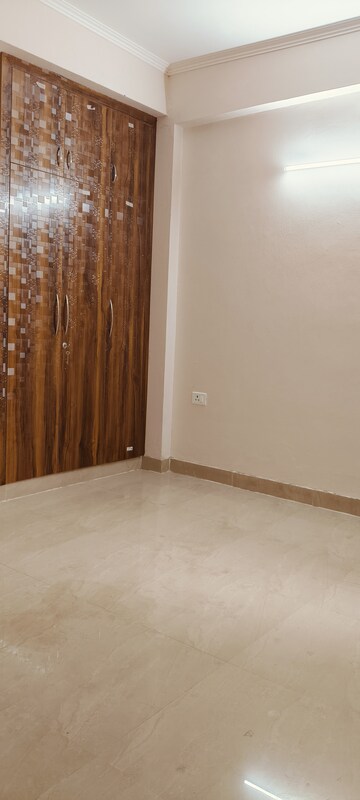Room in 2 BHK Apartment at Amrapali Golf Homes, Sector 4, Greater Noida – for Sale