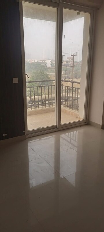 Room in 3 BHK Apartment at Amrapali Golf Homes, Sector 4, Greater Noida – for Sale